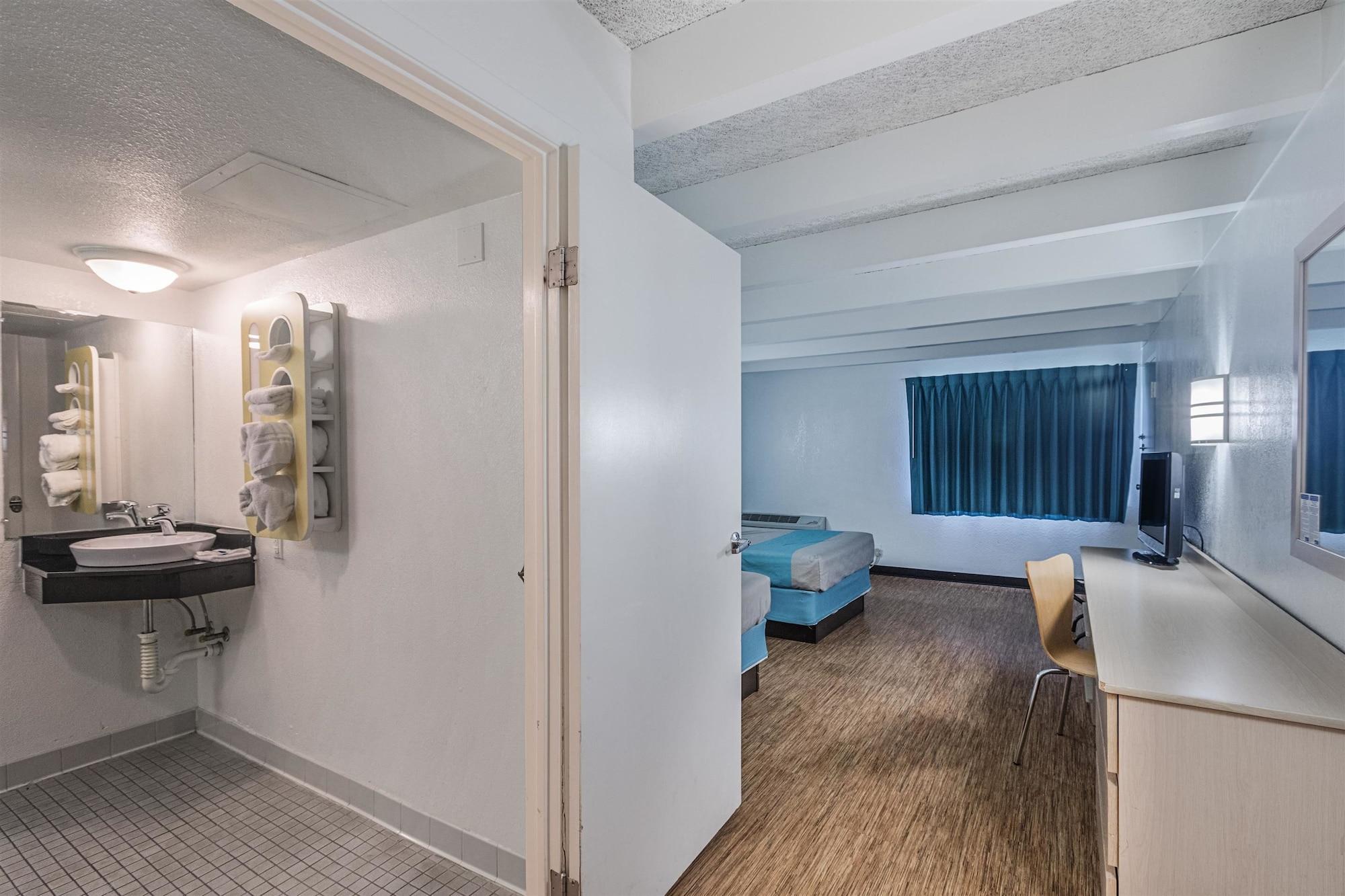 6-kokomo, In Hotel