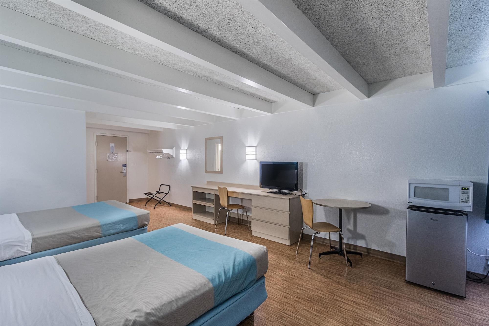 6-kokomo, In Hotel