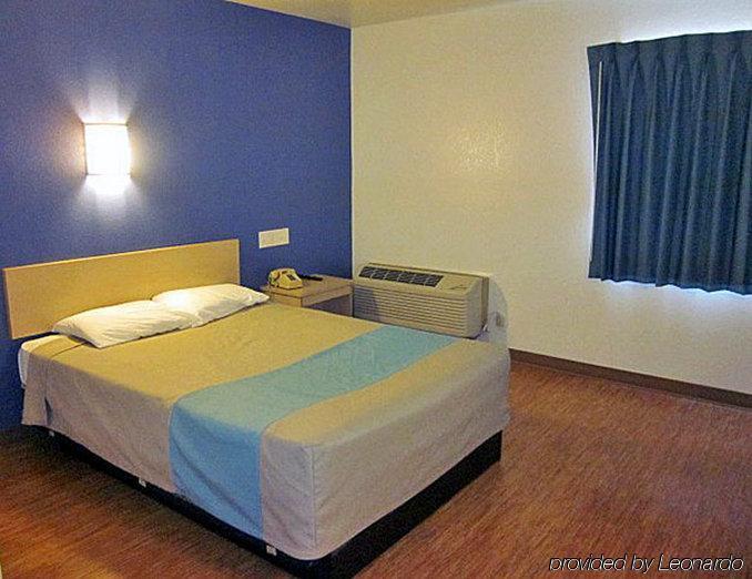 6-kokomo, In Hotel 2*