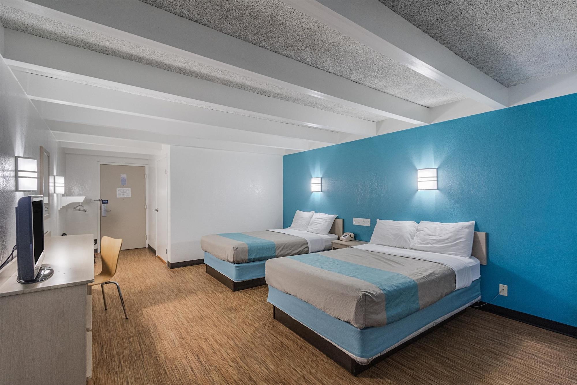 6-kokomo, In Hotel